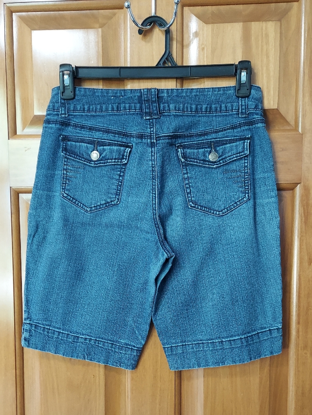 St. John's Bay Women's Comfy Stretch Medium Blue Jean Shorts, Pockets, Size 10 - Picture 2 of 7